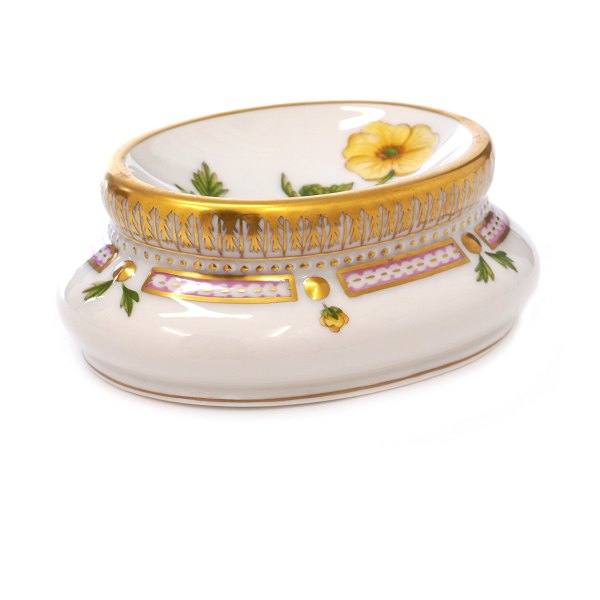 Royal Copenhagen Flora Danica salt dish 3567. "Potentilla hirsutum Vahl." H: 4,5cm. L: 11cm