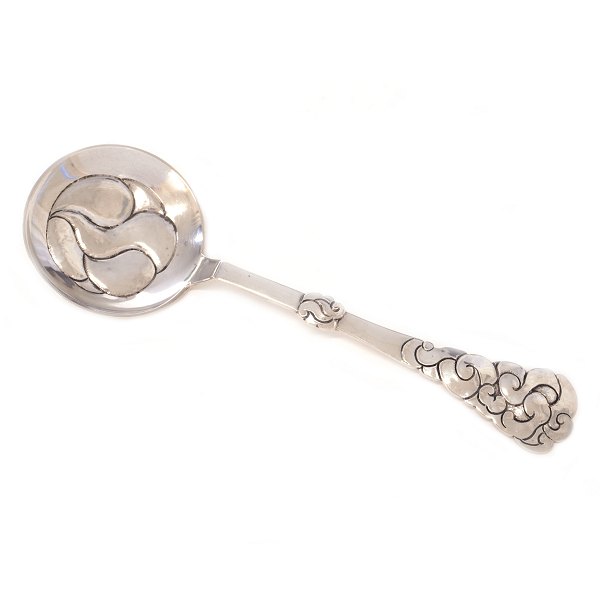 Thorvald Bindesbøll og Holger Kyster serveringske i sølv rigt ornamenteret. Stemplet. Fremstillet år 1909. L: 25cm. V: 99gr