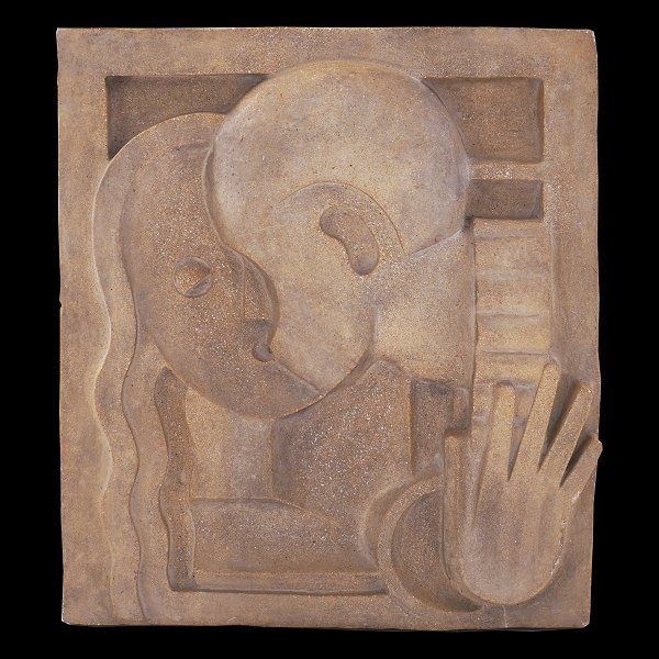 Relief udført i kunststen i dyb relief med motiv i form af mand & kvinde. Utydeligt signeret. Mål: 48x42cm