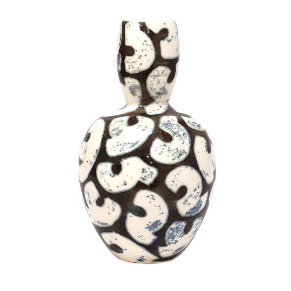 Per Weiss vase. Stentøjsvase med geometriske mønstre fremstillet og signeret af Per Weiss, 1953-2023. Signeret Per Weiss. H: 26cm