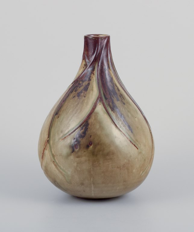 Axel Salto (1889-1961), løgformet vase af stentøj modelleret med mønster i relief, dekoreret med sung glasur.