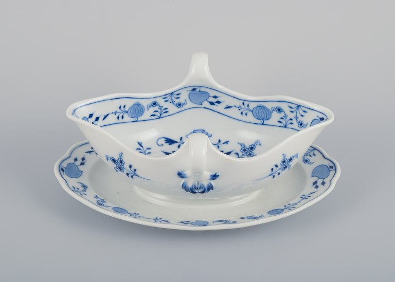 Meissen, stor løgmønstret saucekande på fod.Hånddekoreret med blå blomster.