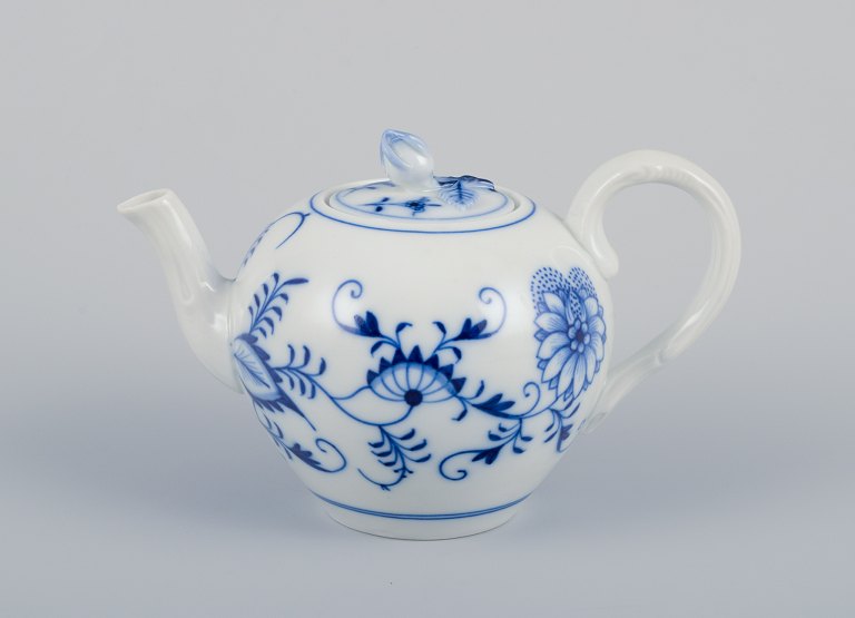 Stadt Meissen, Germany. Small Blue Onion-patterned teapot. Lid with flower bud. Hand-painted.
