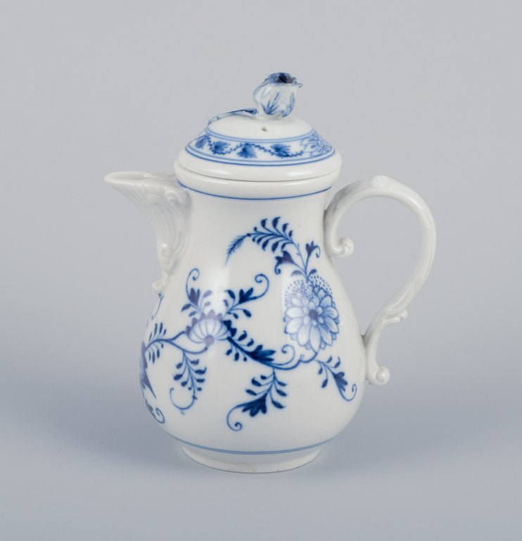 Meissen, Germany. Blue Onion-patterned mocha pot. Lid with flower bud. Hand-decorated.