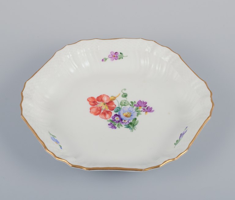 Royal Copenhagen Saksisk Blomst. Skål i porcelæn. Håndmalet med polykrome blomster. Guldkant.