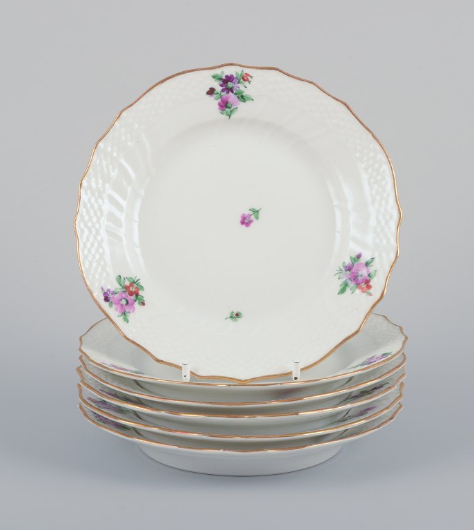 Royal Copenhagen Saksisk Blomst. Seks tallerkner i porcelæn. Håndmalet med polykrome blomster. Guldkant.