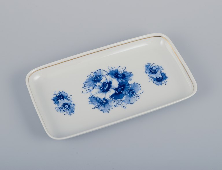 Meissen, Tyskland. Aflangt fad i porcelæn hånddekoreret med blå blomstermotiver, guldkant.