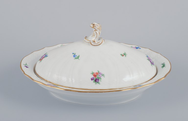 Royal Copenhagen Saksisk Blomst. Stor oval lågterrin i porcelæn. Håndmalet med polykrome blomster. Guldkant.