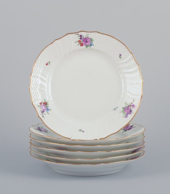 Royal Copenhagen Saksisk Blomst. Seks frokosttallerkner i porcelæn. Håndmalet med polykrome blomster. Guldkant.