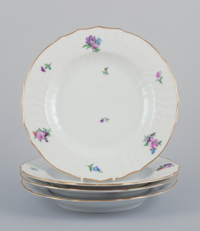 Royal Copenhagen Saksisk Blomst. Fire middagstallerkner i porcelæn. Håndmalet med polykrome blomster.