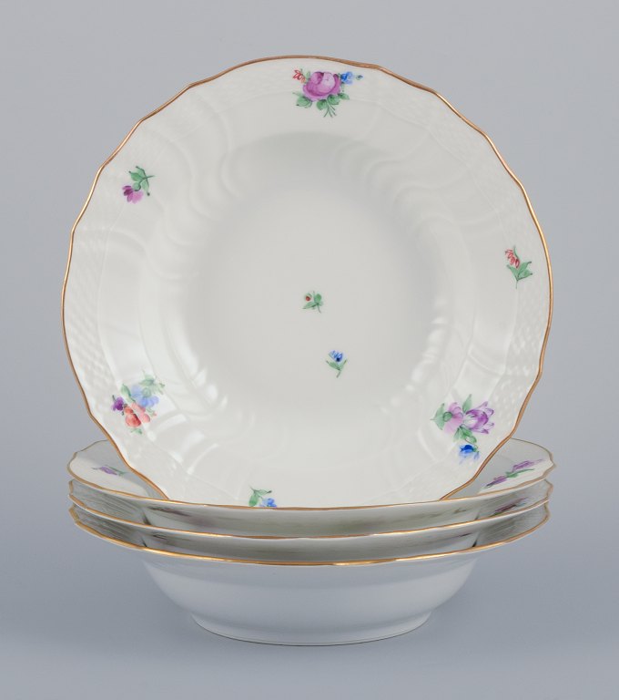 Royal Copenhagen Saksisk Blomst. Fire dybe tallerkner i porcelæn. Håndmalet med polykrome blomster. Guldkant.
