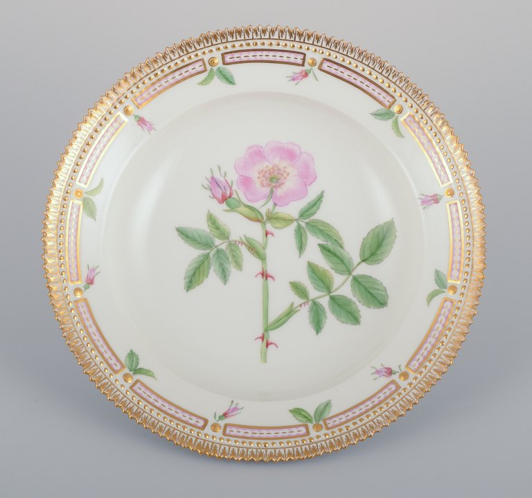 Royal Copenhagen Flora Danica. Dyb tallerken.Håndmalet med lyserød blomst ”Rosa Canina L”.