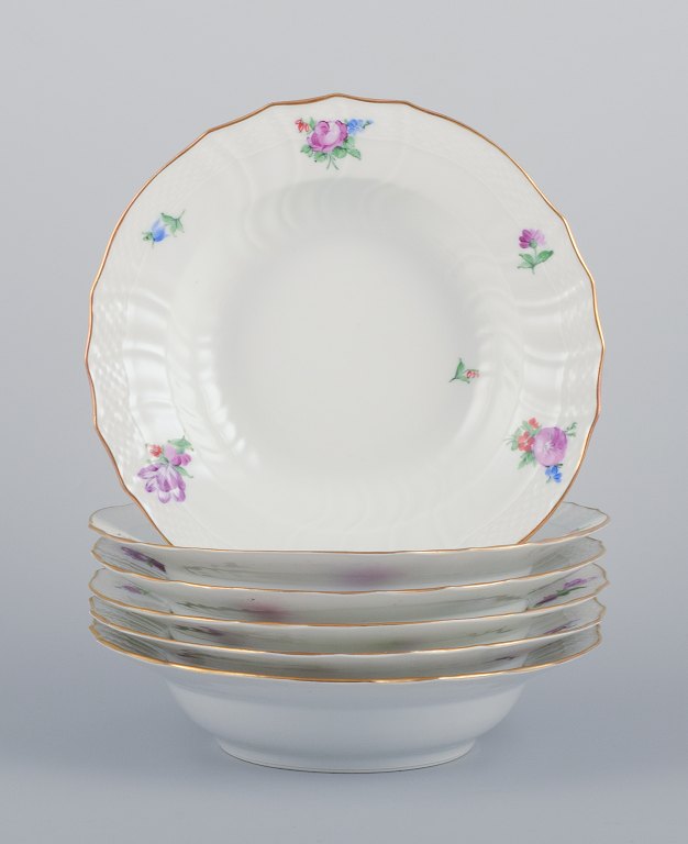 Royal Copenhagen Saksisk Blomst. Seks dybe tallerkner i porcelæn. Håndmalet med polykrome blomster. Guldkant.