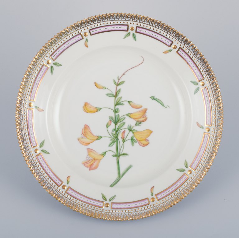 Royal Copenhagen Flora Danica dinner plate.Hand-painted.