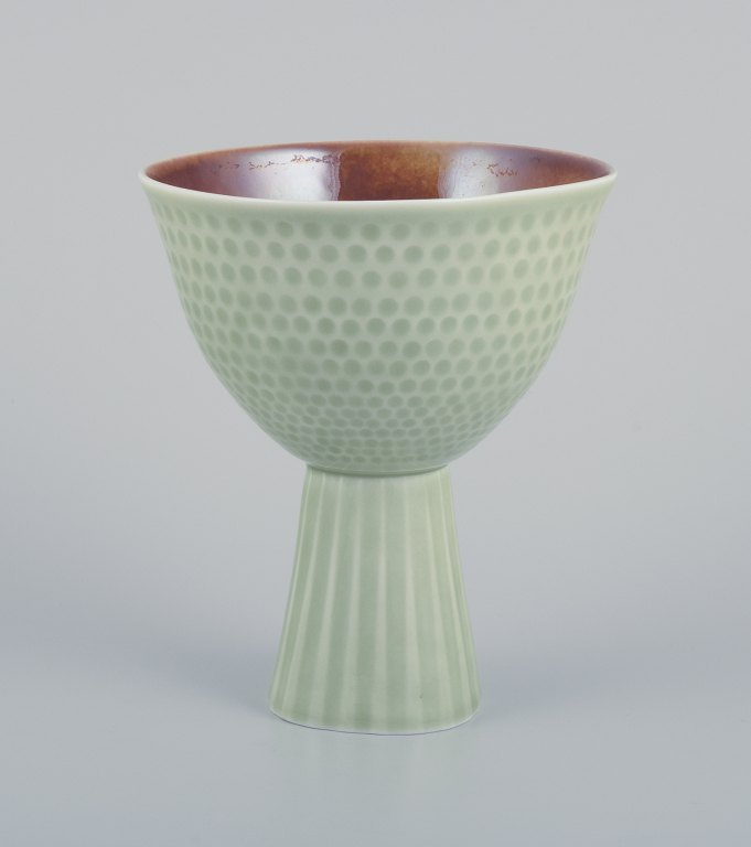Carl Harry Stålhane for Rörstrand, Sverige. Sjælden keramikvase. Mint-grøn glasur. Designet med prikker og striber.