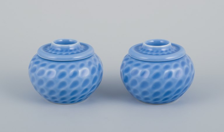 Maria Torstensson for Royal Copenhagen, et par lysestager i keramik. Til stearinlys og fyrfadslys.Glasur i blå nuancer. Dråbeformet dekoration.