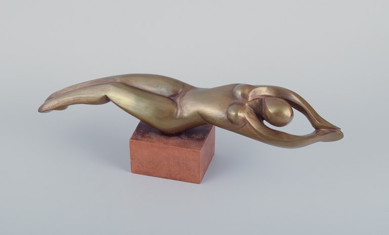 Ferdinand Parpan (1902-2004), well listed French sculptor.Unique sculpture in solid bronze of a reclining nude woman on a wooden base.