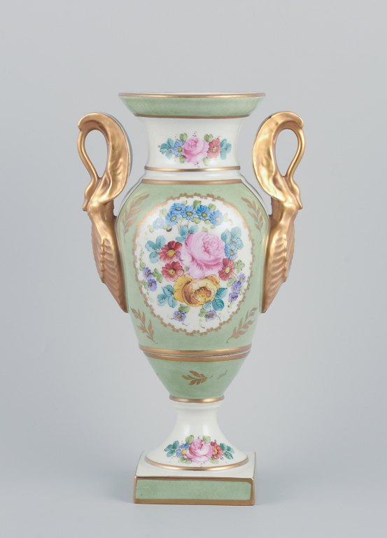 Limoges/Sevres, Frankrig, porcelænsvase på sokkel, hanke i form af svaner. Hånddekoreret med polykrome blomstermotiver.