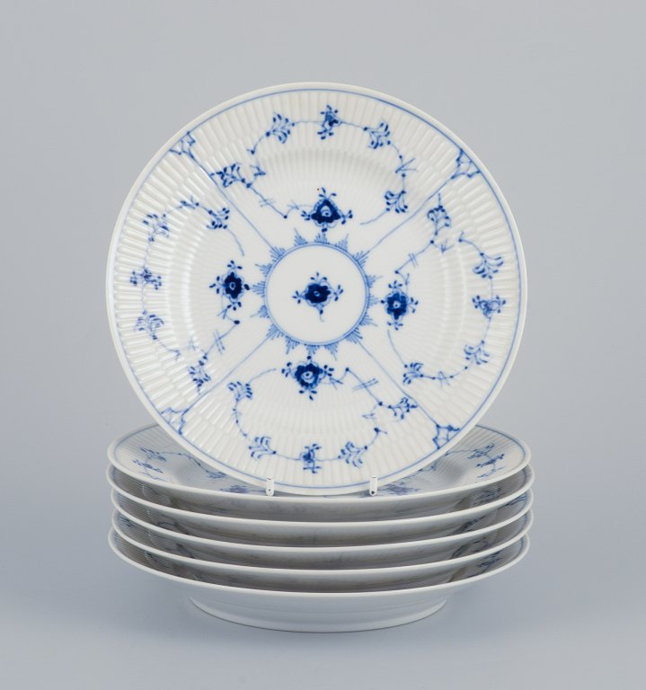Royal Copenhagen Musselmalet Riflet. Et sæt på seks frokosttallerkner i porcelæn.