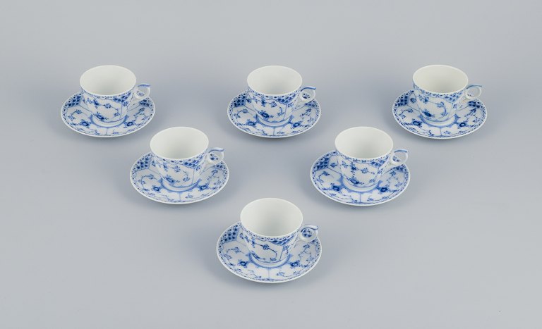 Royal Copenhagen Musselmalet Halvblonde. Et sæt på seks kaffekopper med tilhørende underkopper.