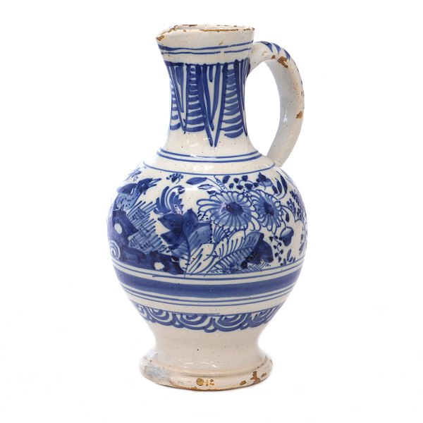 St. Kongensgade fajancekande Pfaus periode. St. Kongensgade Fabrikken, København, ca. år 1740. H: 22cm