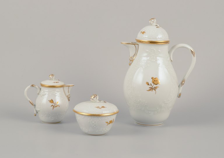 Meissen, Tyskland. Kaffesæt i porcelæn bestående af kaffekande, flødekande og sukkerskål.