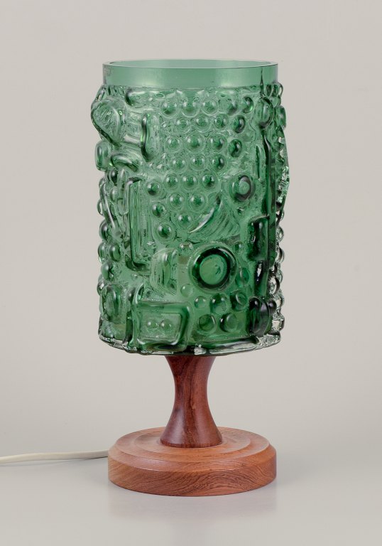 Josef Schott, tjekkisk/svensk glaskunstner.Bordlampe i kunstglas, træfod.