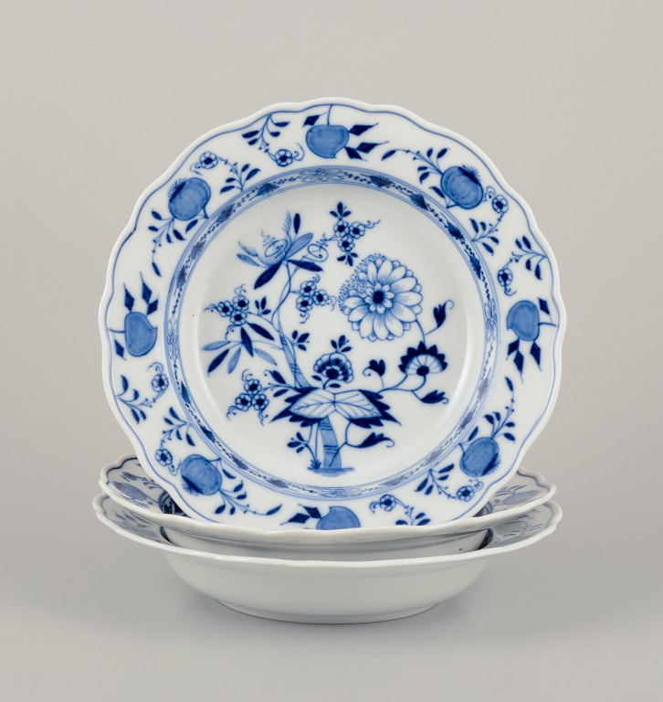 Meissen, Tyskland. Tre Løgmønstret dybe tallerkner. Hånddekoreret porcelæn.