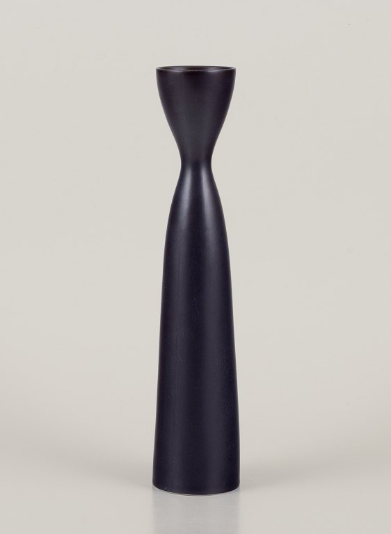 Carl Harry Stålhane for Rörstrand, Sverige. Håndlavet keramikvase i modernistisk stil.