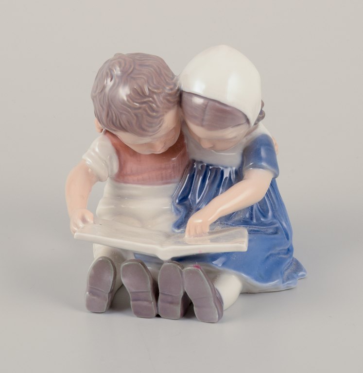 Bing & Grøndahl, Danmark.Porcelænsfigur af læsende børn.
