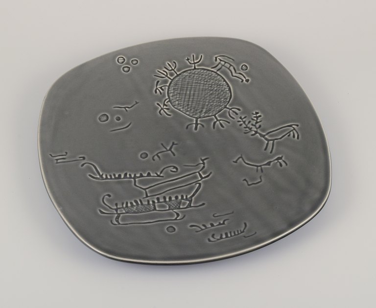 Syco, svensk keramikværksted. Stor vægplakette med motiv af helleristninger.