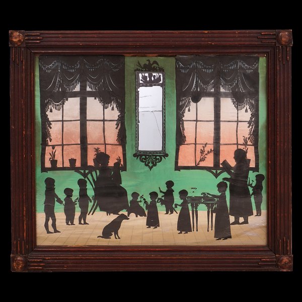 Stor silhuet udført i Johann Adolf Bendix Rothermundts stil visende familie i dagligstue. Pæn stand dog med små skader. Spejl med revne. Ca. år 1800. Lysmål: 45x52cm. Med ramme: 55x62cm