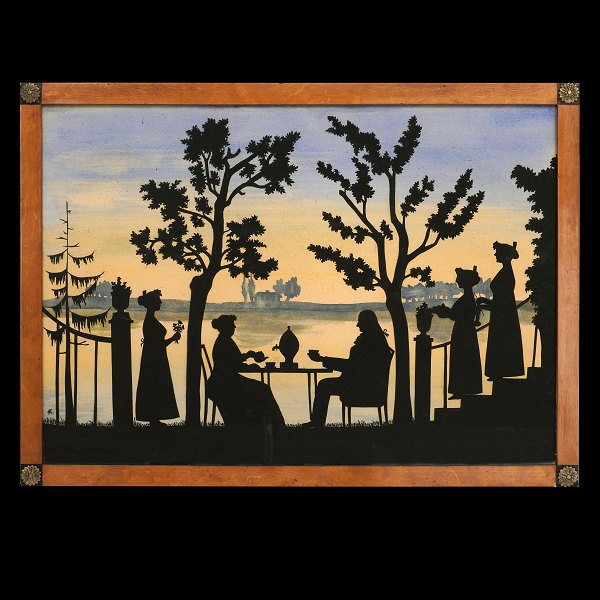 Stor silhuet visende familie i have med baggrund udført i akvarel. Franz Liborius Schmitzs stil ca. år 1800. God stand. Lysmål:  49x70cm. Med ramme: 55x76cm