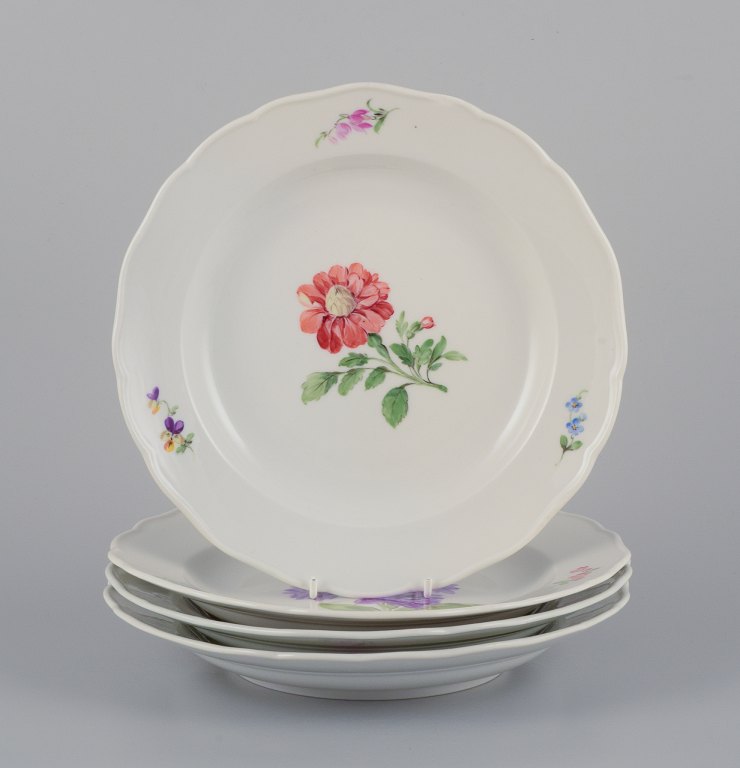 Meissen, Tyskland.Et sæt på fire middagstallerkner. Håndmalet med forskellige blomstermotiver.