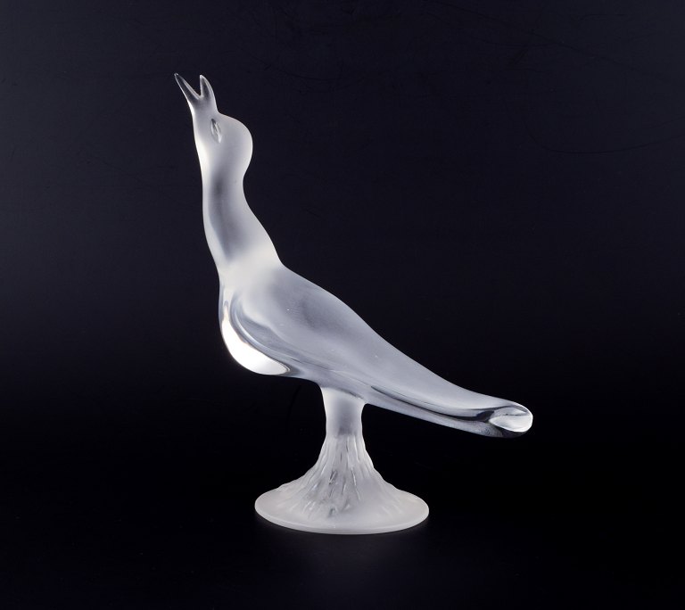 René Lalique, Frankrig.Large art glass sculpture of a bird in clear glass.