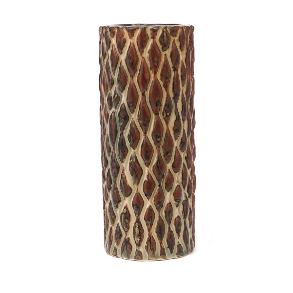 Axel Salto vase. Axel Salto, 1889-1961, for Royal Copenhagen. Cylindrisk vase i knoppet stil med Sung glasur. Signeret Salto 20564. H: 17cm. D: 7,1cm