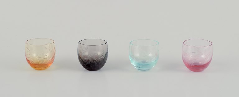 Moser, Karlsbad, Tjekkiet.Et sæt på fire farvede snapseglas i forskellige farver.