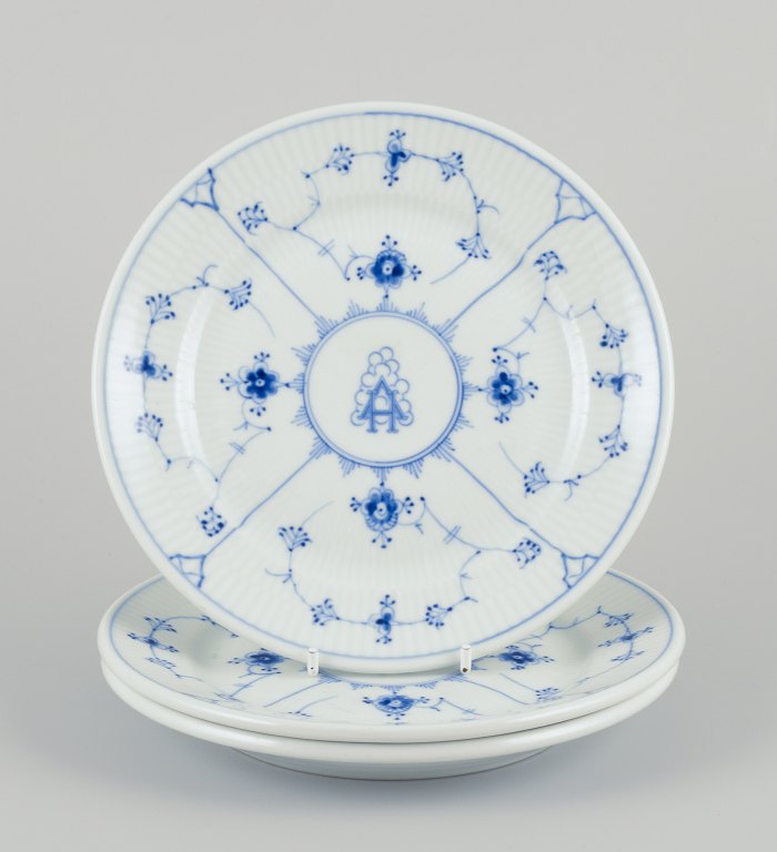 Bing & Grøndahl, Denmark.A set of three Blue Fluted plates in hotel/restaurant porcelain.