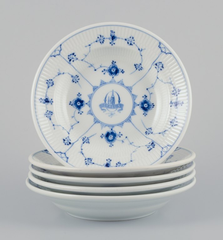 Bing og Grøndahl, Danmark.Et sæt på fem Musselmalet dybe tallerkner i hotel/restaurantporcelæn.