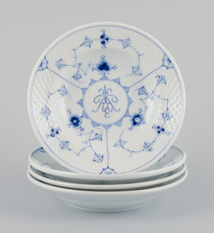 Bing og Grøndahl, Danmark.Et sæt på fire Musselmalet dybe tallerkner i hotel/restaurantporcelæn.