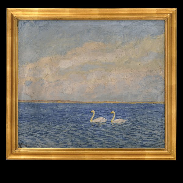 Johannes Larsen maleri. Johannes Larsen, 1867-1961, olie på lærred. Motiv i form af to svaner ved Kerteminde Fjord. Signeret Johannes Larsen og dateret 1914. Lysmål: 56x63cm. Med ramme: 66x73cm