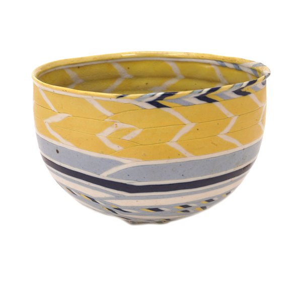 Hans Munck Andersen rund keramikskål i hvid, gul og blå porcelænsmasse. Signeret. Unik. H: 7,4cm. D: 11cm
