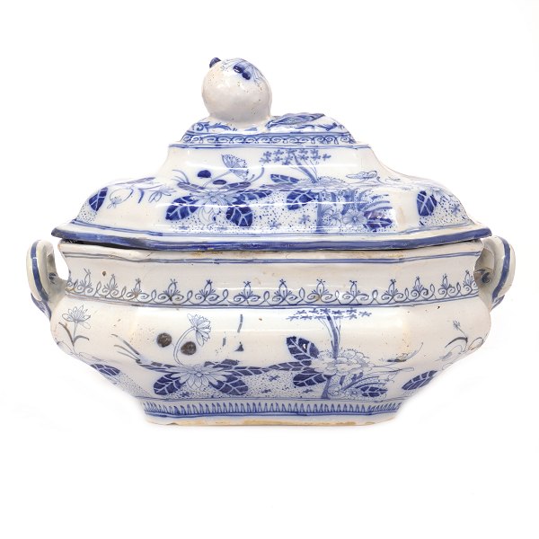 St. Kongensgade fajanceterrin dekoreret med Gierløff-mønster opkaldt efter direktøren i fabrikkens 2. periode. Signeret St. Kongensgade ca. år 1750. H: 25cm. L: 33cm