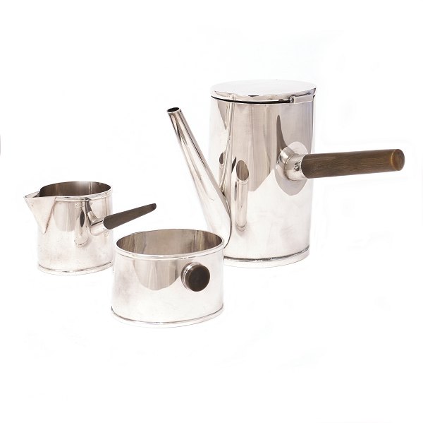 Hans Hansen service udført i sterlingsølv modelnummer 527 dateret 1965. Udført med oval korpus. Kande H: 12,5cm