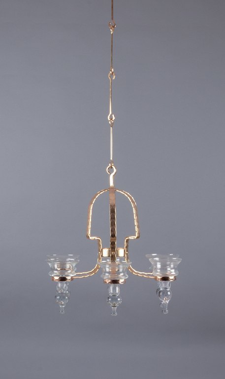 Erik Höglund (1932–1998) for Kosta Boda. Seksarmet lysekrone af messing.