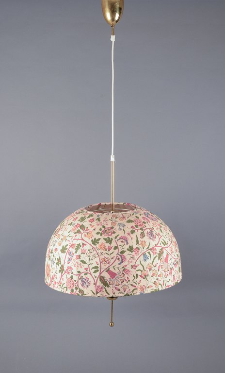 Hans-Agne Jakobsson for A/B Markaryd.Loftslampe i messing, skærm i blomsterdesignet tekstil.