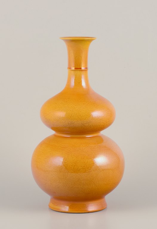 Double gourd-shaped Ming vase in porcelain.Ochre yellow glaze.