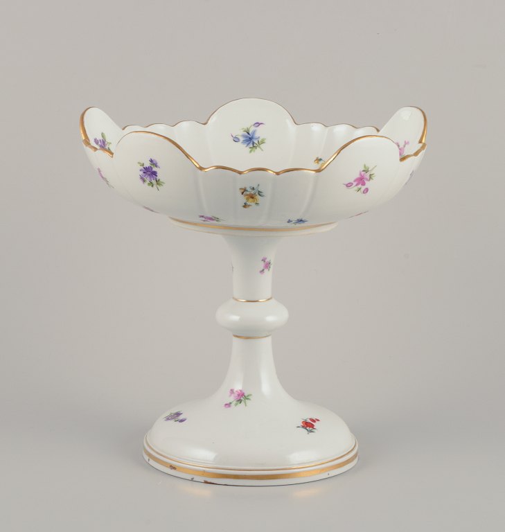 Meissen, Tyskland. Stor opsats i porcelæn.Håndmalet med polykrome blomstermotiver.