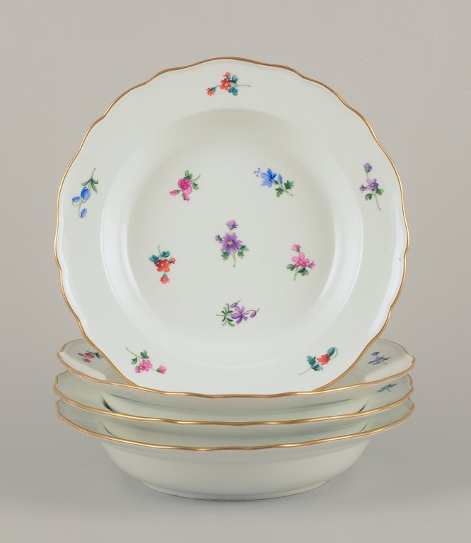 Meissen, Tyskland. Fire store dybe tallerkner i porcelæn.Håndmalet med polykrome blomstermotiver.