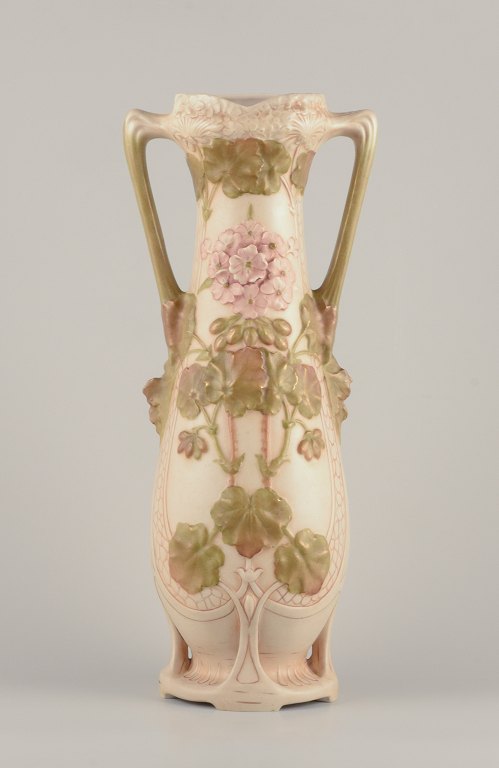 Royal Dux, Tjekkiet. Kolossal skønvirke vase i porcelæn.